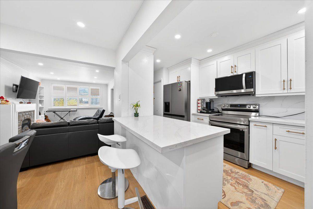 910 Eglinton AVE E, Toronto C11, ON M4G 2L3