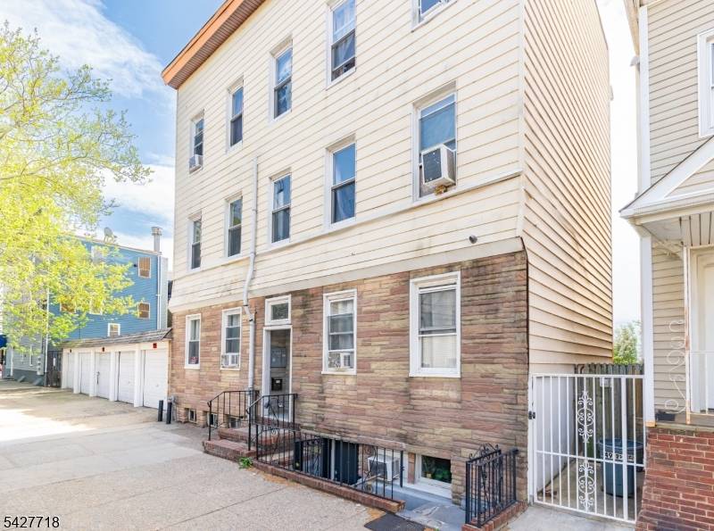51 Richards St, Newark City, NJ 07105