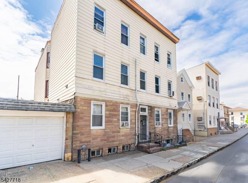 51 Richards St, Newark City, NJ 07105