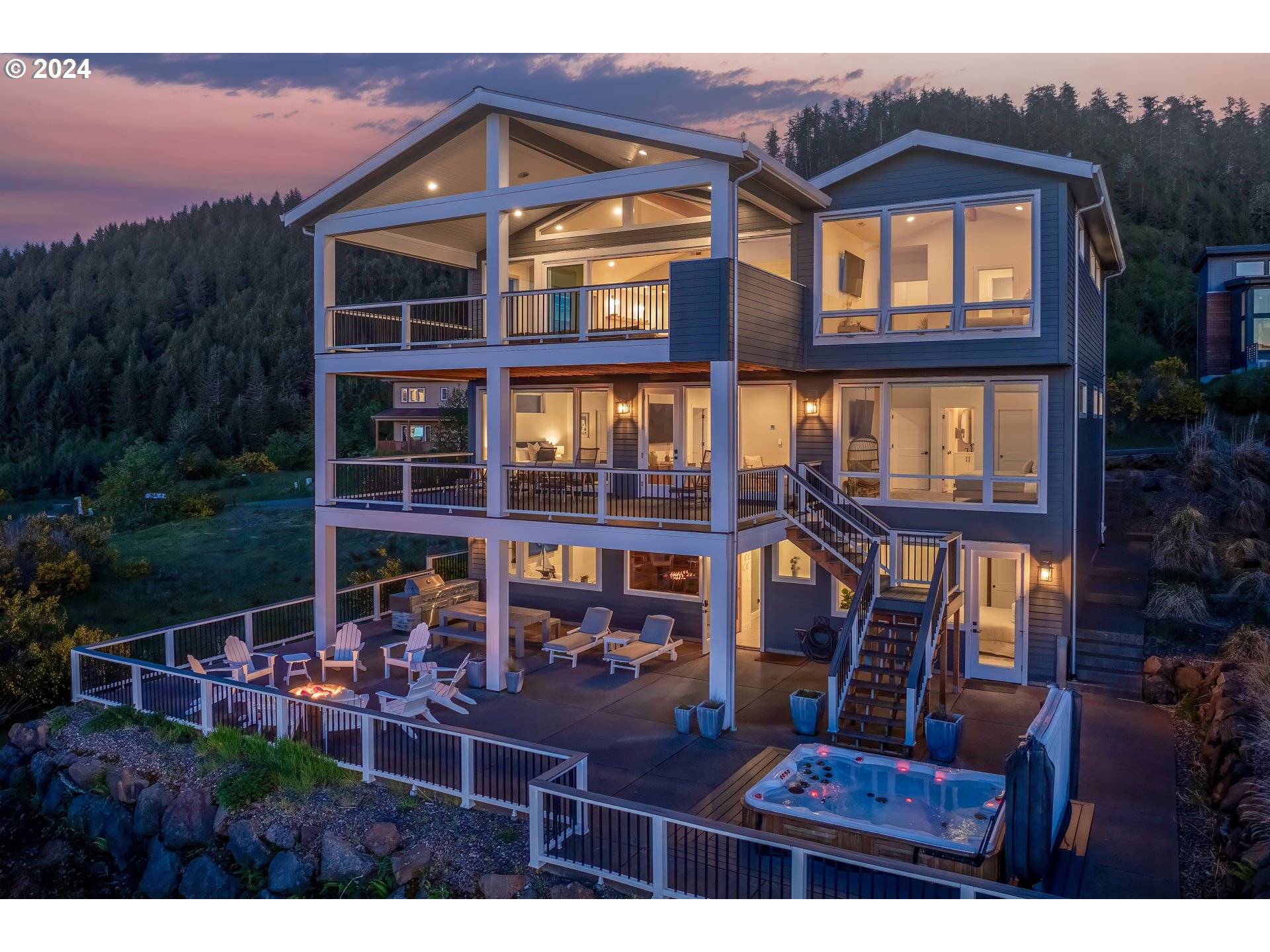 54150 S BEACH RD, Neskowin, OR 97149