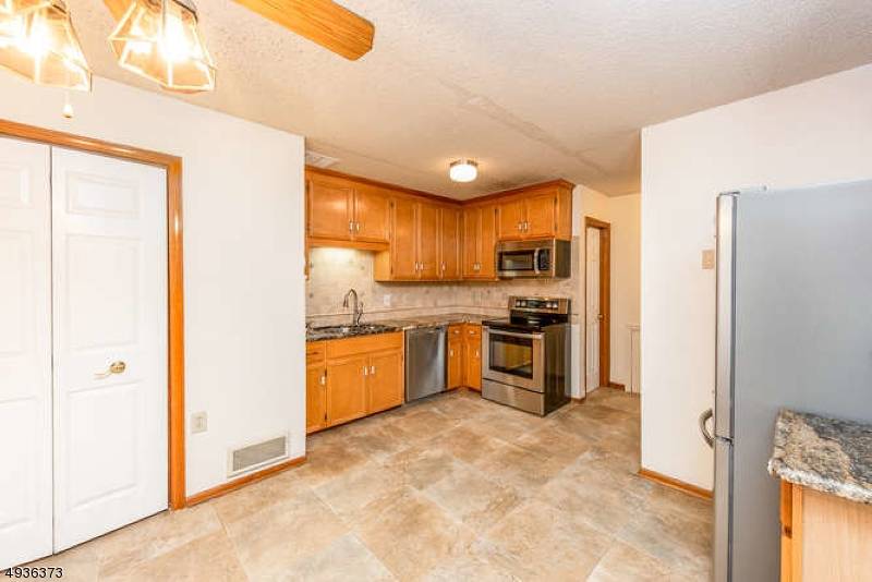 56 Portsmouth Ct, Hamburg Boro, NJ 07419