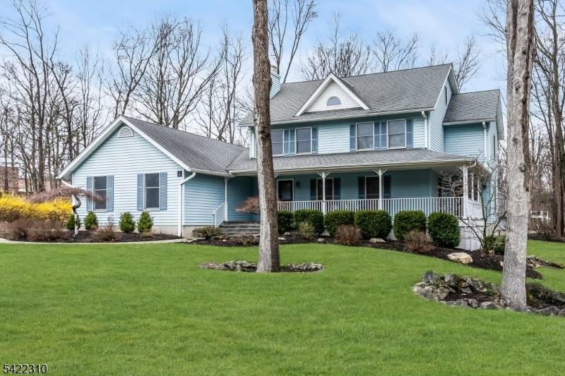 2 Lenape Dr, Stanhope Boro, NJ 07874