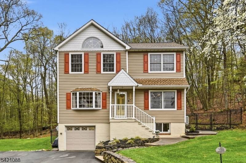 219 Snake Den Rd, Bloomingdale Boro, NJ 07465