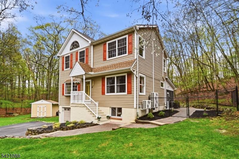 219 Snake Den Rd, Bloomingdale Boro, NJ 07465