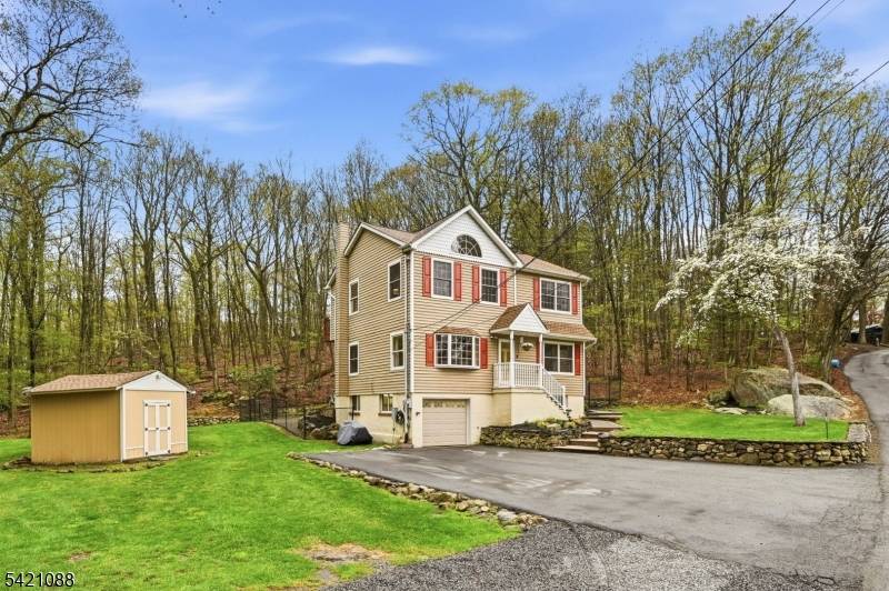 219 Snake Den Rd, Bloomingdale Boro, NJ 07465