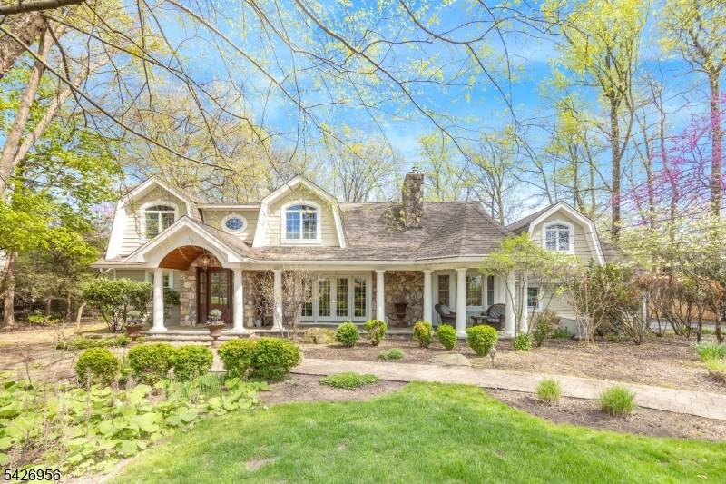 8 White Pine Rd, Upper Saddle River Boro, NJ 07458