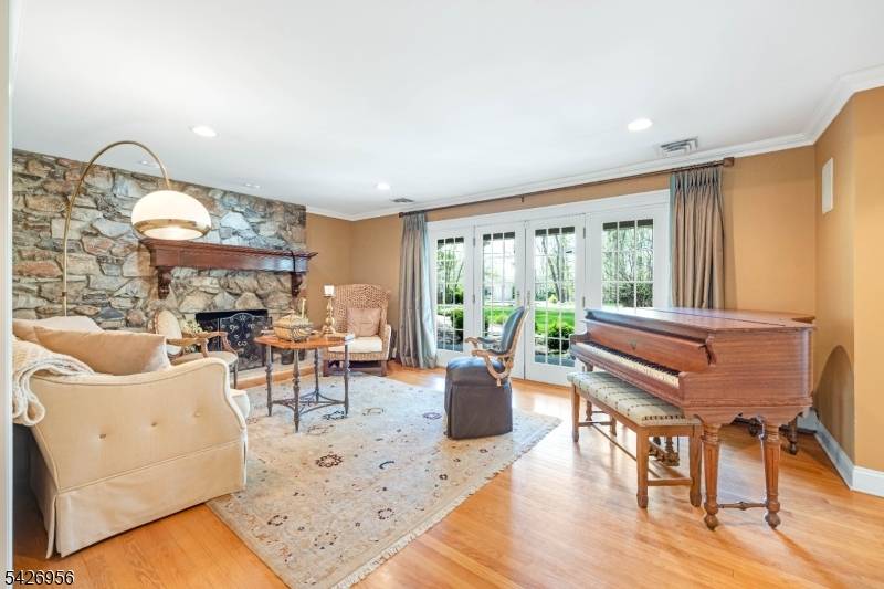 8 White Pine Rd, Upper Saddle River Boro, NJ 07458