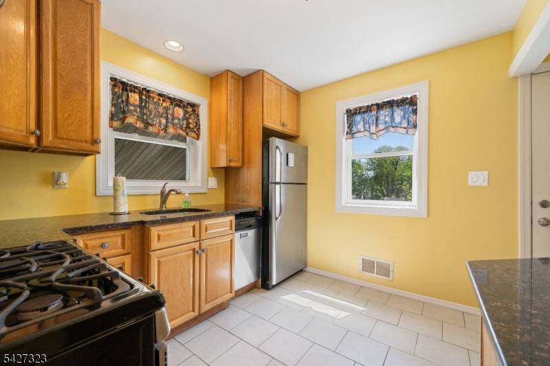 9 Leopold Ter, Clifton City, NJ 07011