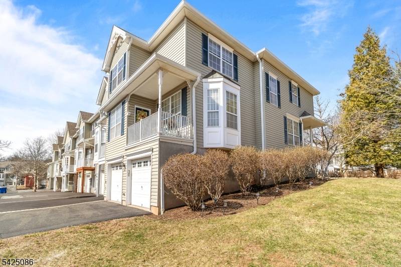 20 Chesterfield Ct, Raritan Twp., NJ 08822