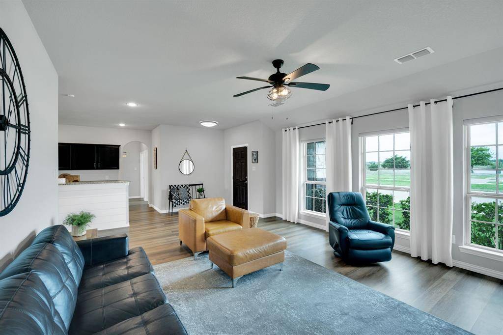 532 Meadowlake Drive, Waxahachie, TX 75165