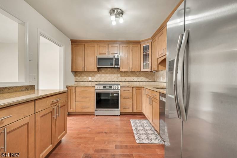 127 Oakmont Ct, Edison Twp., NJ 08820