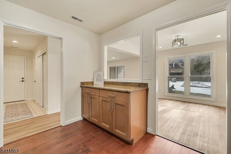 127 Oakmont Ct, Edison Twp., NJ 08820