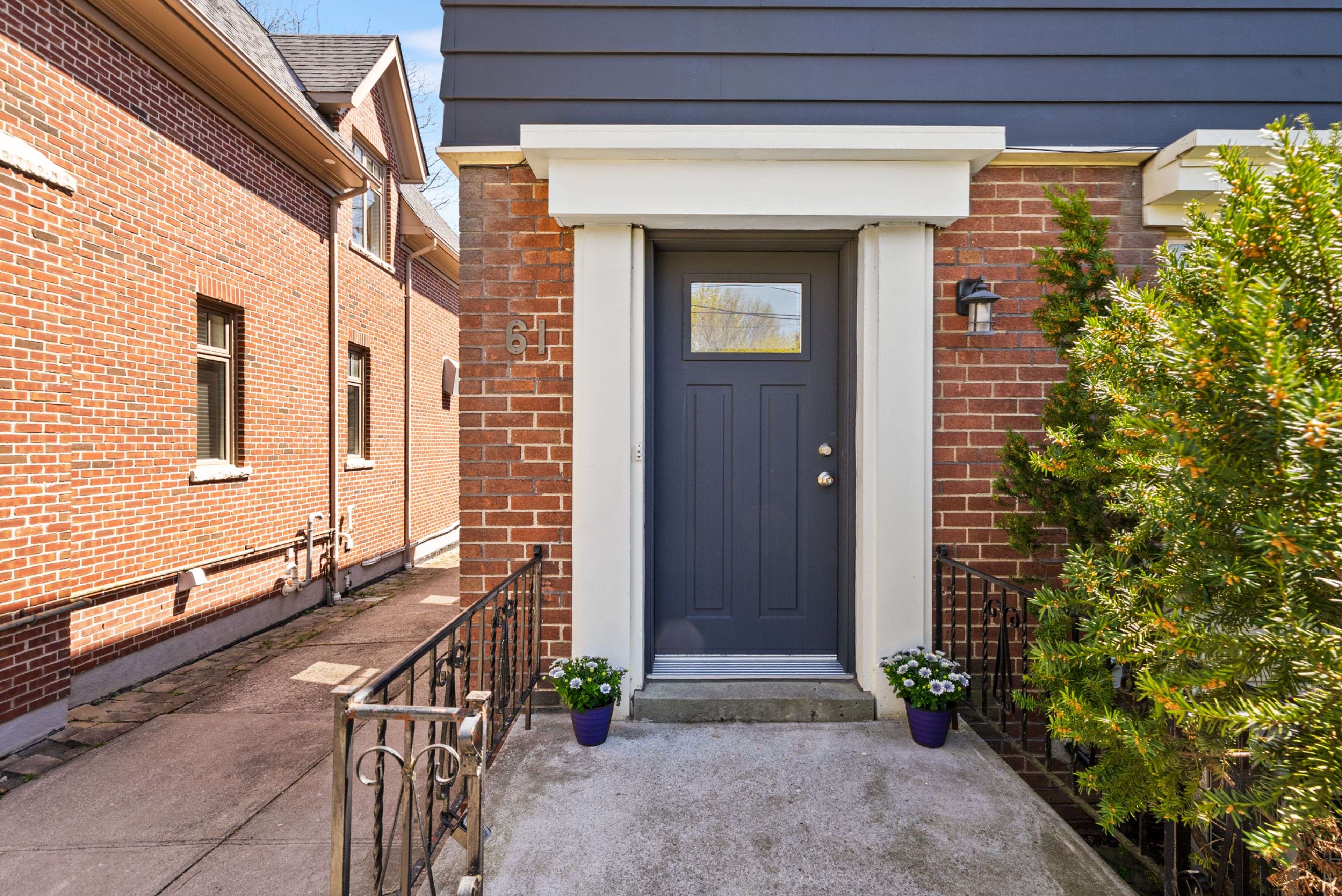 61 Sutherland DR, Toronto C11, ON M4G 1H5