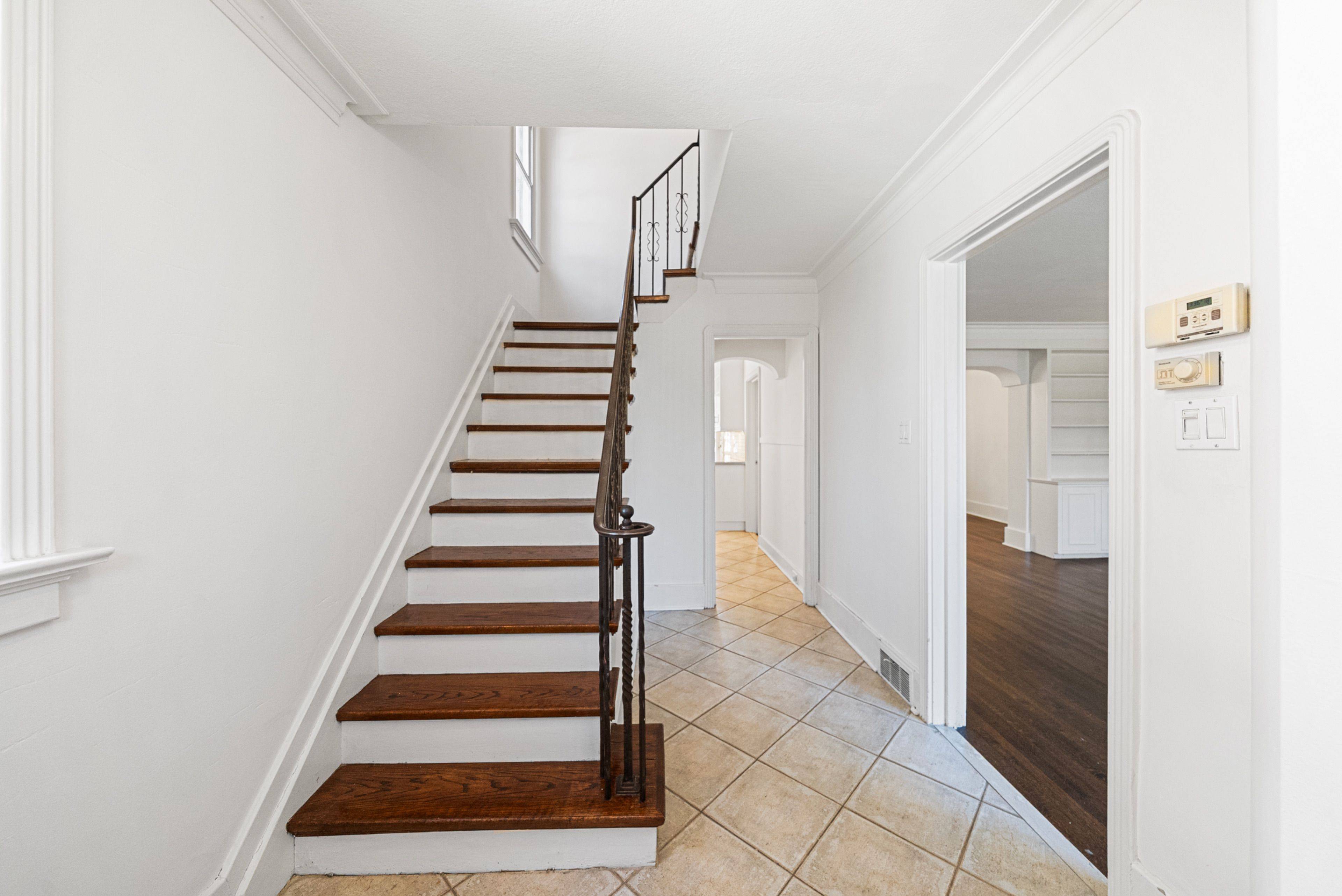 61 Sutherland DR, Toronto C11, ON M4G 1H5