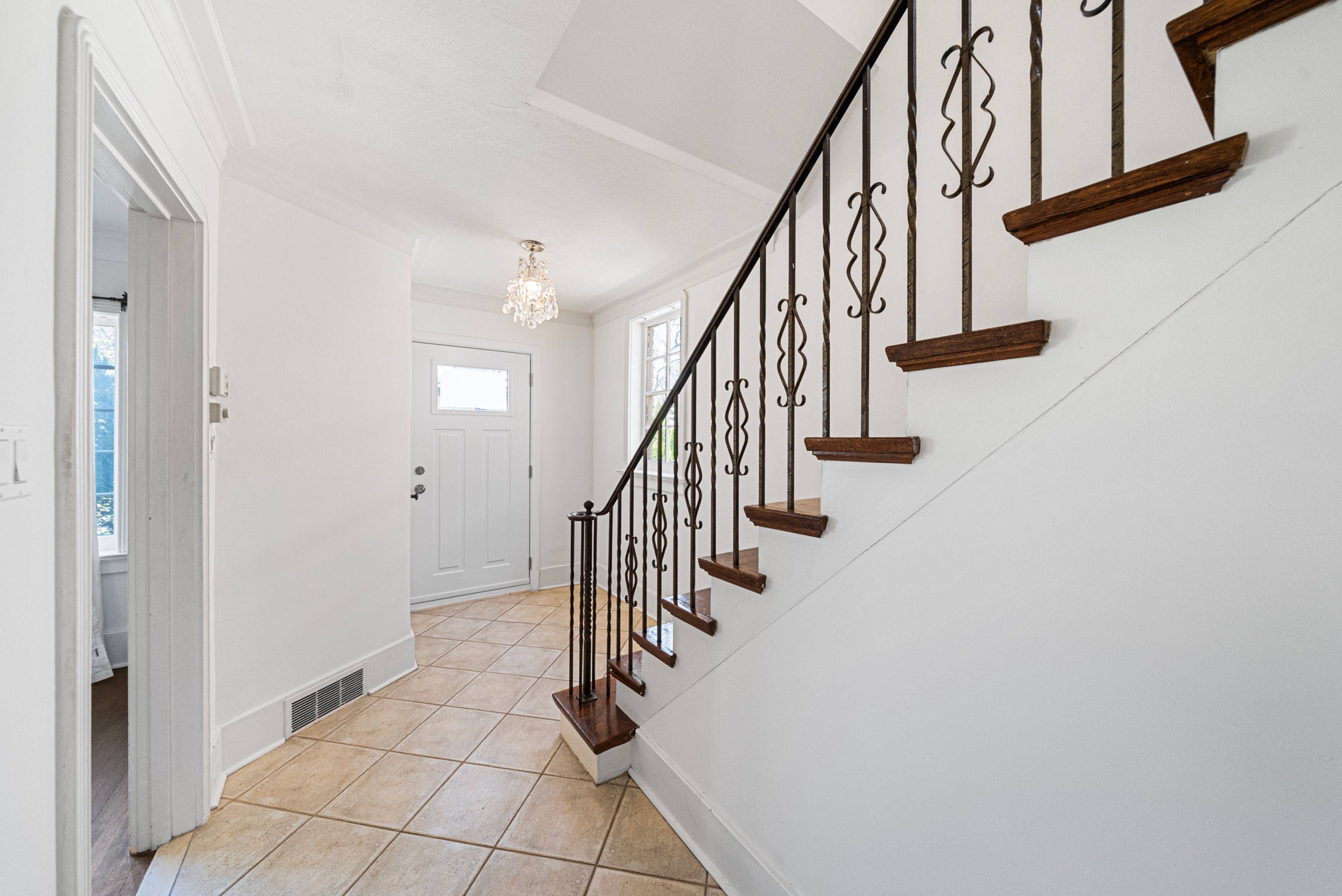 61 Sutherland DR, Toronto C11, ON M4G 1H5