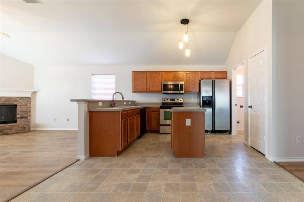 959 Heather Street, Burleson, TX 76028