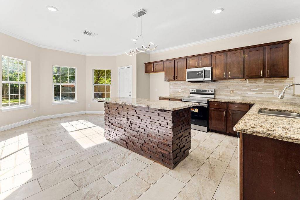 710 Elwayne Avenue, Dallas, TX 75217