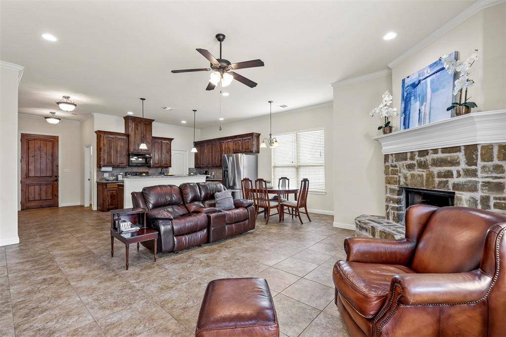 210 Donna Circle, Granbury, TX 76049