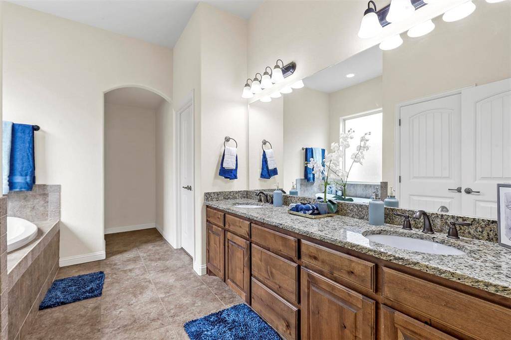 210 Donna Circle, Granbury, TX 76049