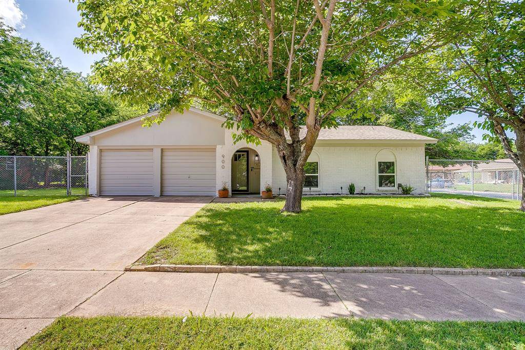 900 Vaughn Drive, Burleson, TX 76028