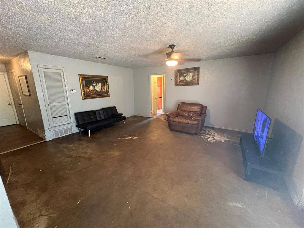 6720 Trailwood Drive, Forest Hill, TX 76140