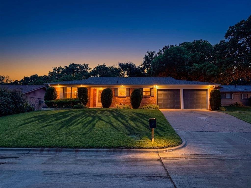 901 Gregory Avenue, Bedford, TX 76022