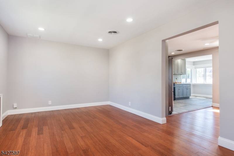 40 Winslow Ter, Fair Lawn Boro, NJ 07410