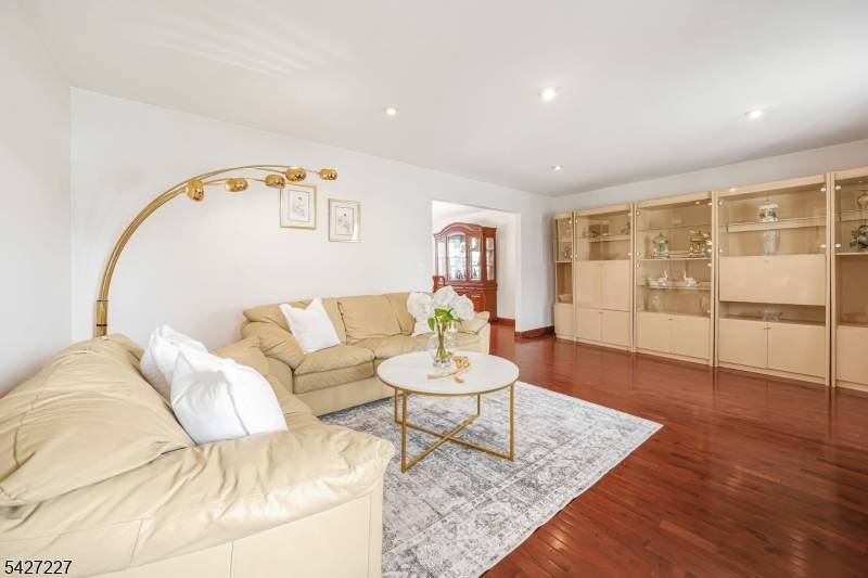 45 Holyoke Ct, Wayne Twp., NJ 07470
