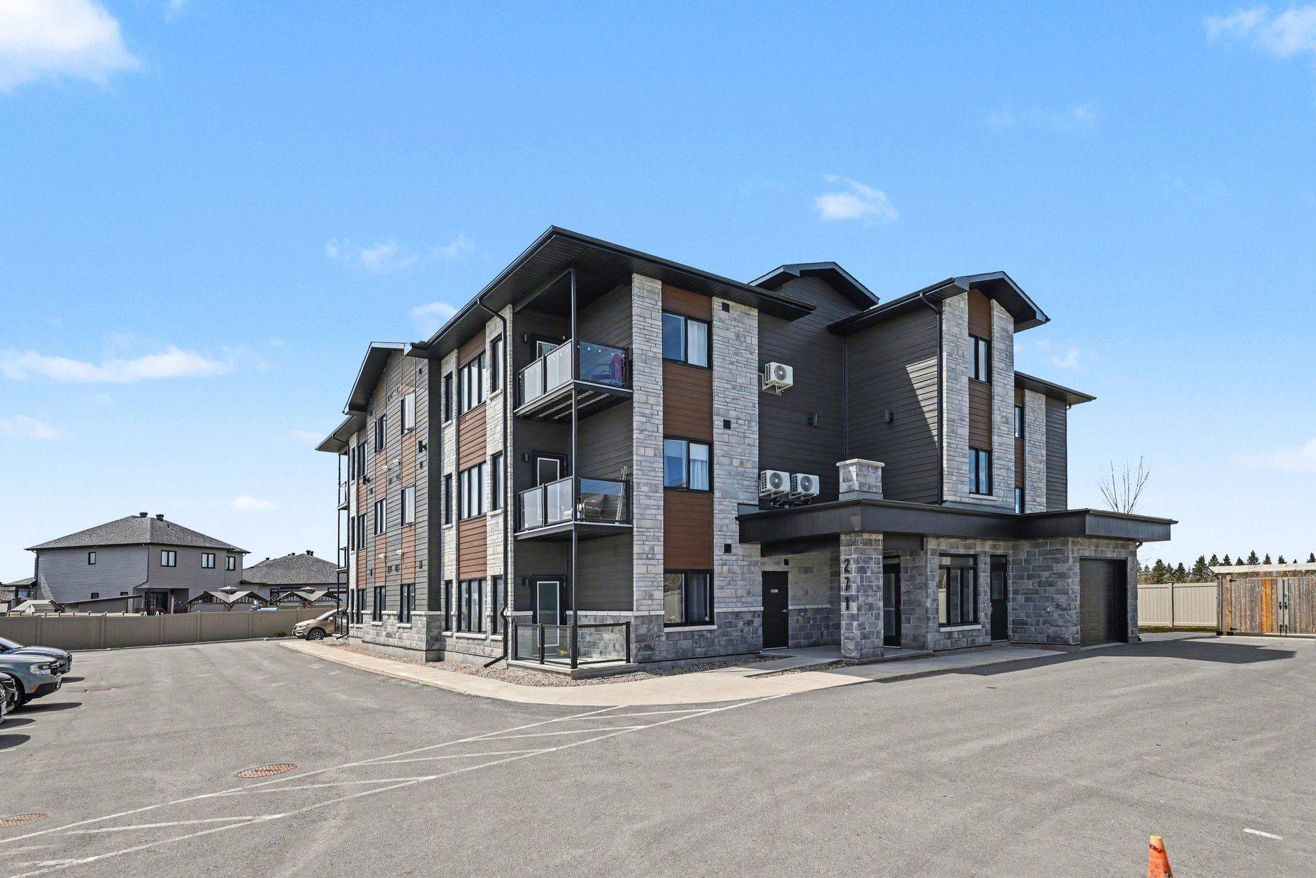 271 Belfort ST #102, Russell, ON K0A 1W0