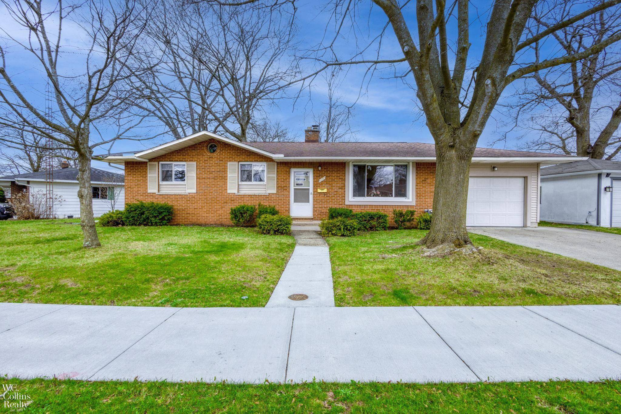 704 Briarwood LN, Fenton, MI 48430