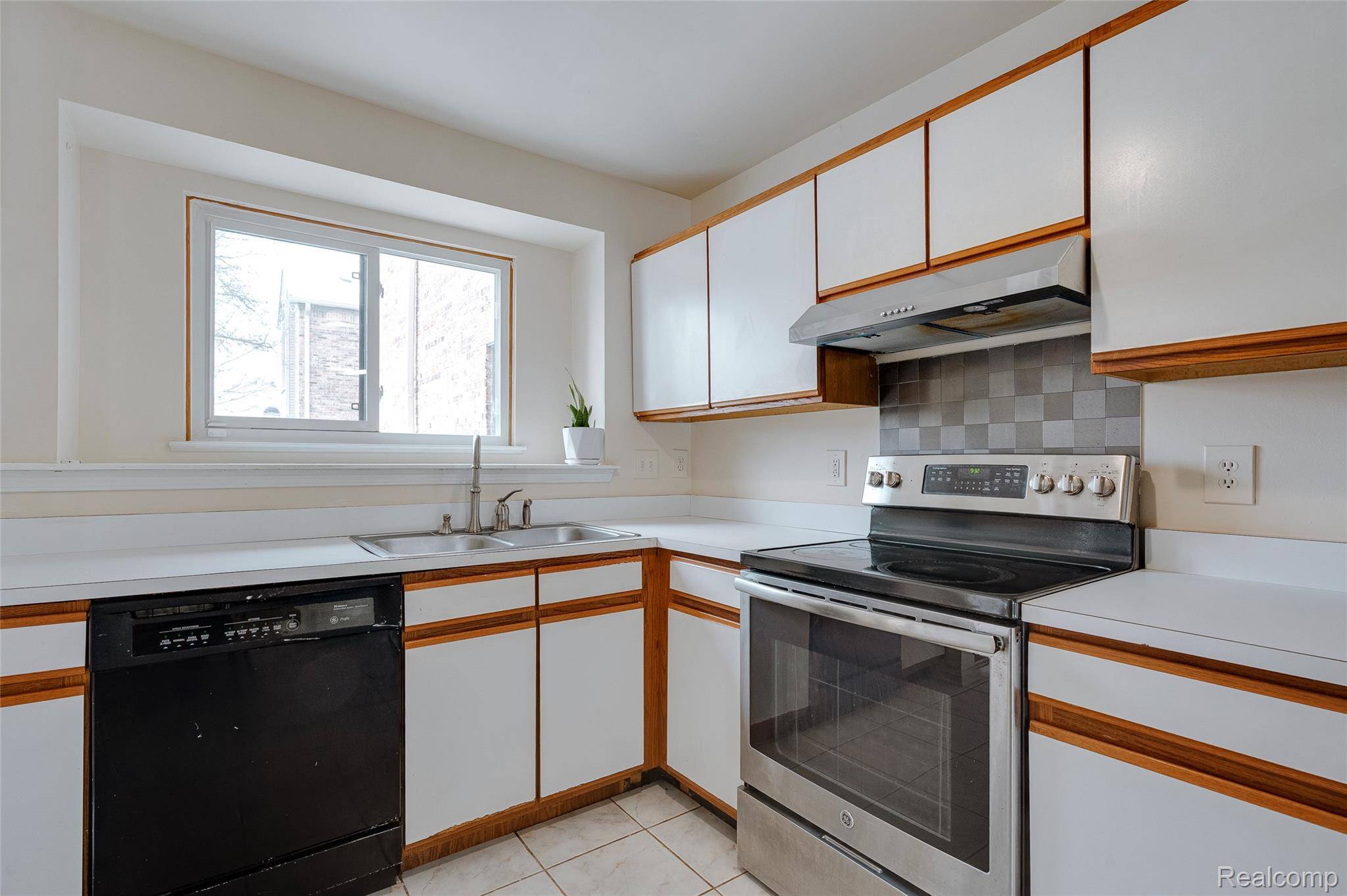 42739 Lilley Pointe DR, Cantonchartertownship_wayne, MI 48187