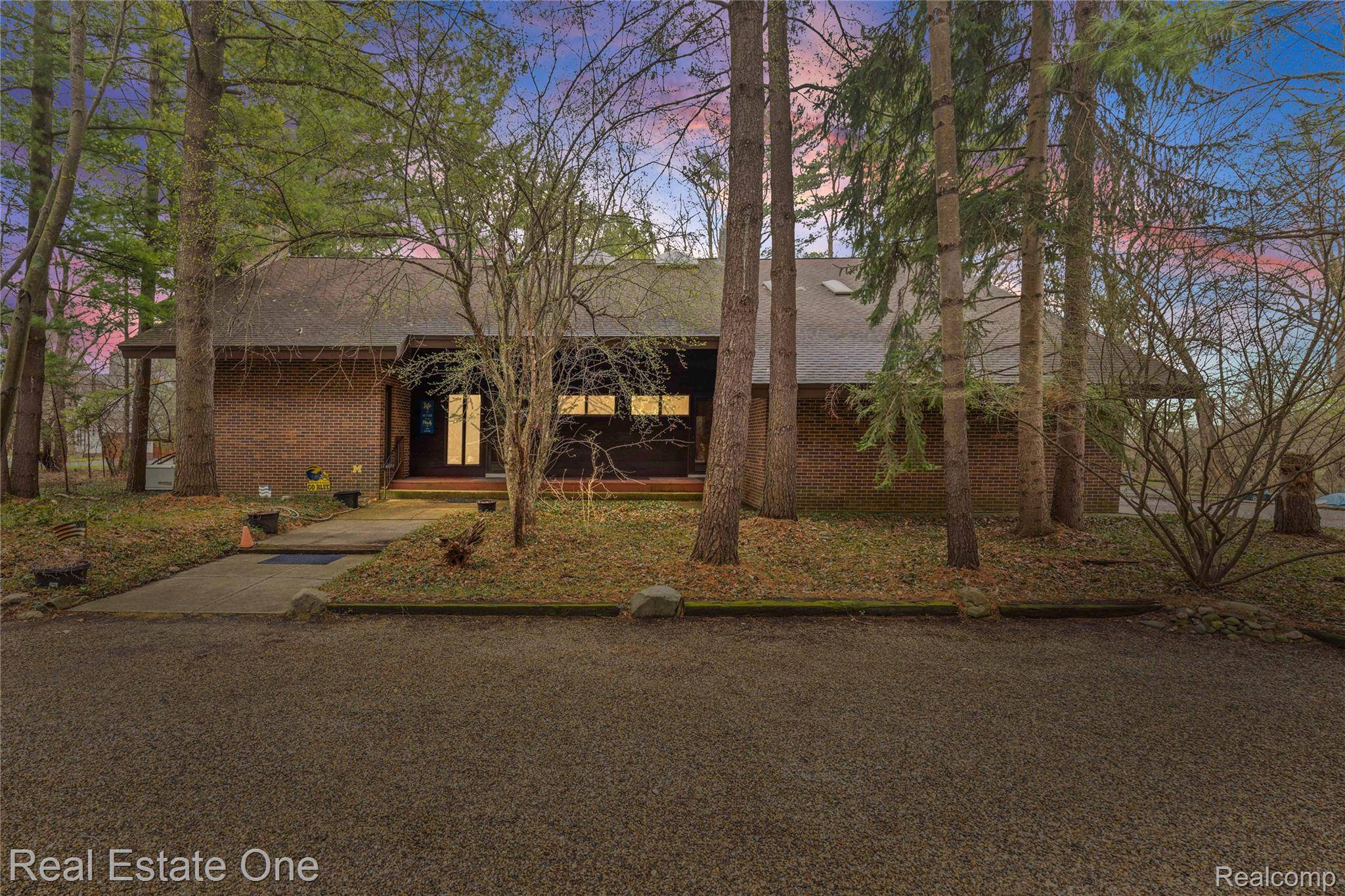 32674 Bingham LN, Bingham Farms Village, MI 48025