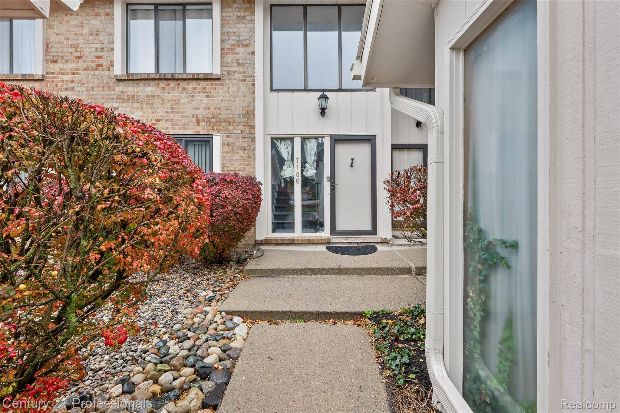7106 Bridge Way W, West Bloomfield Charter Township, MI 48322