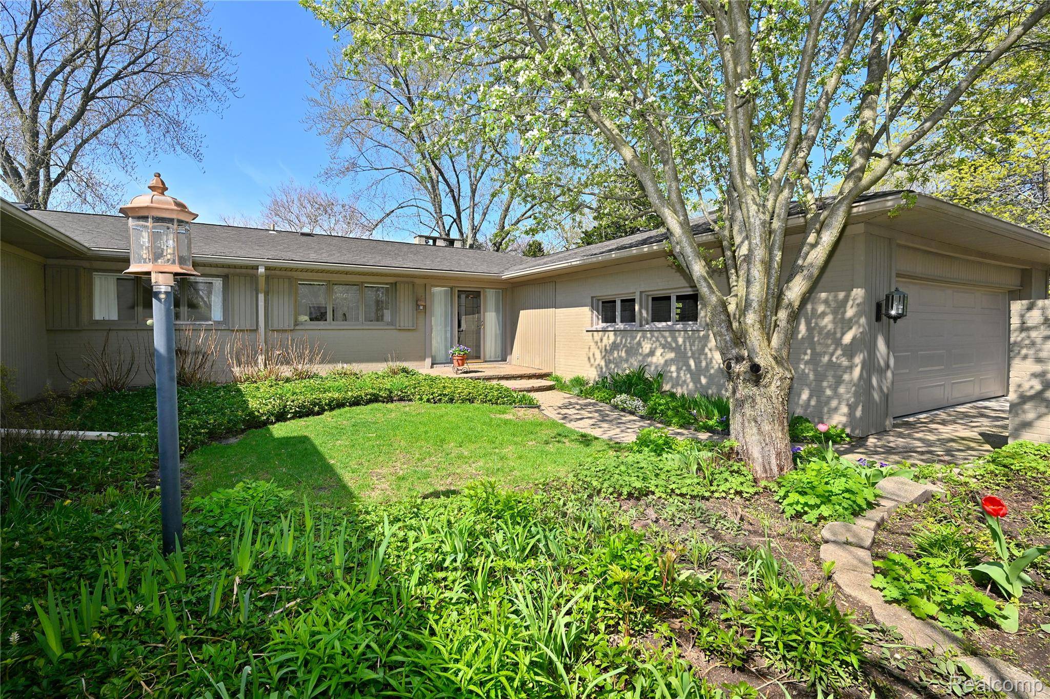 131 E Long Lake RD #4, Bloomfieldhillscity_oakland, MI 48304