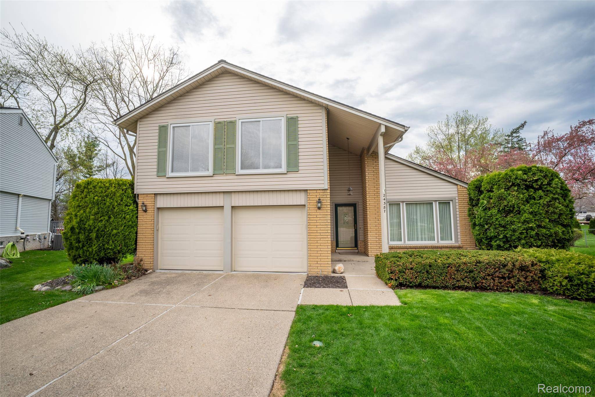 24387 Pinecrest ST, Novi, MI 48375