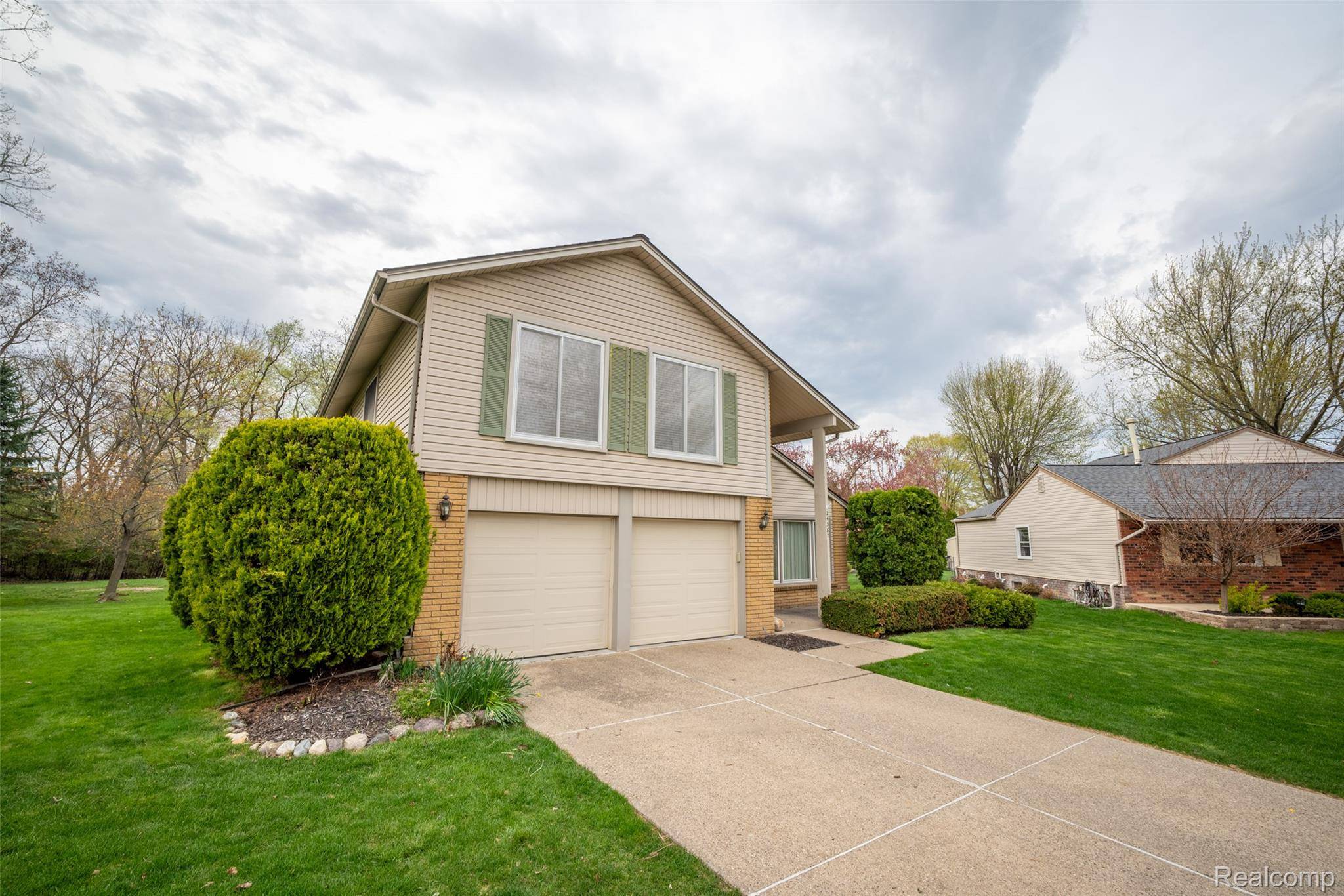 24387 Pinecrest ST, Novi, MI 48375
