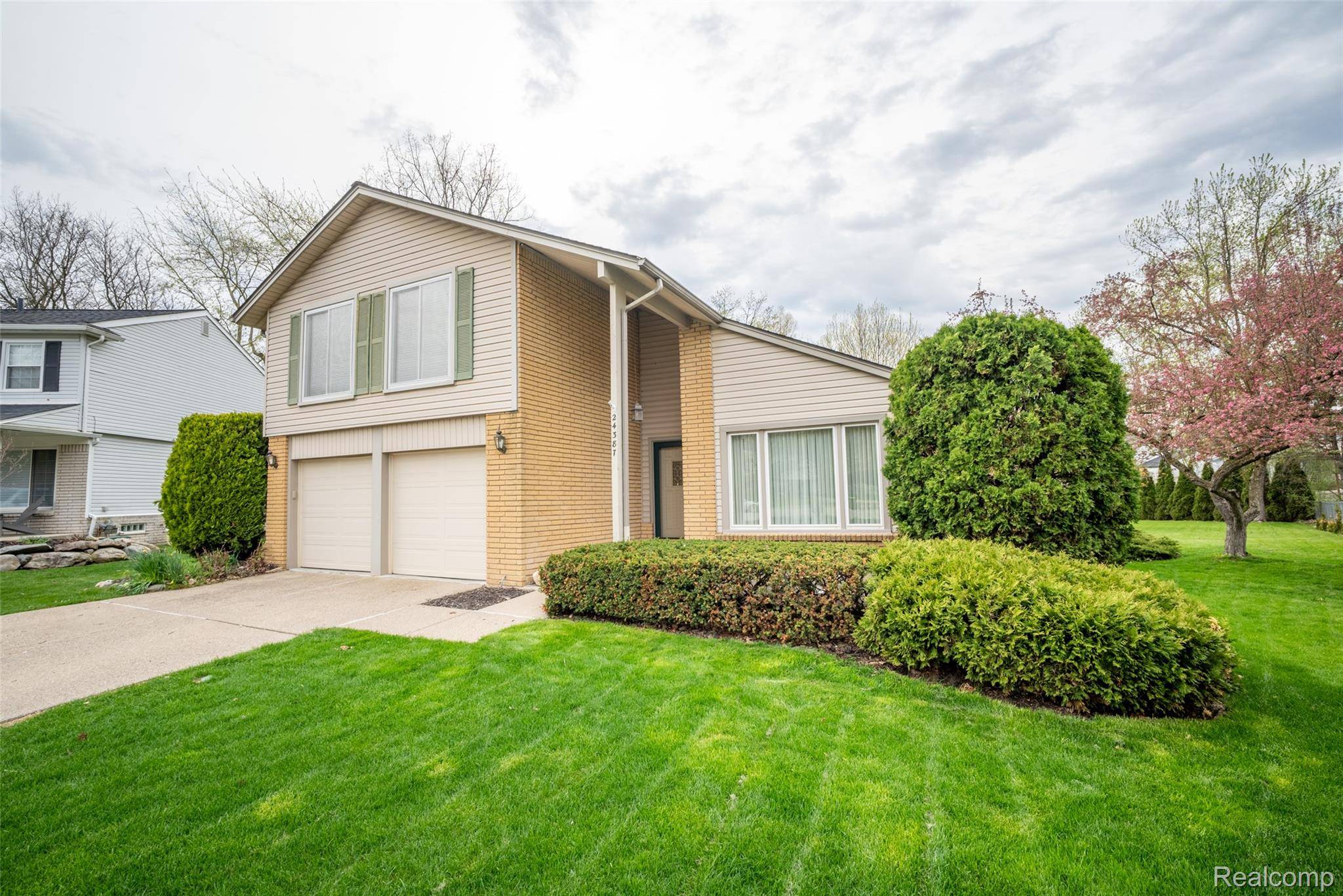 24387 Pinecrest ST, Novi, MI 48375