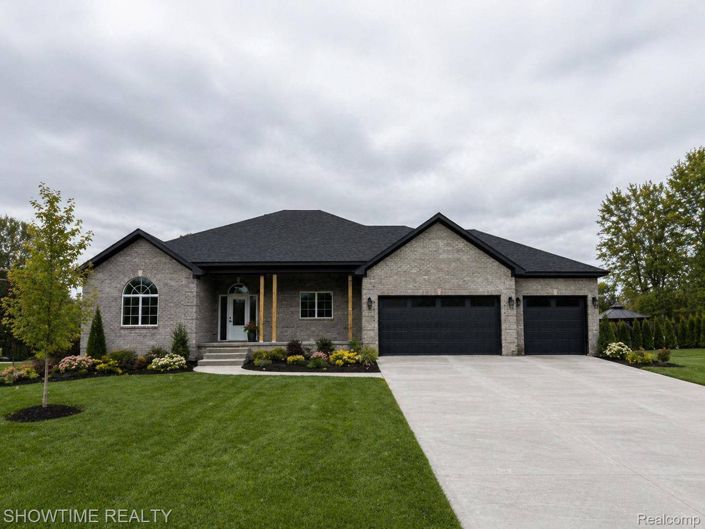 68125 Lake Angela DR, Richmond, MI 48062