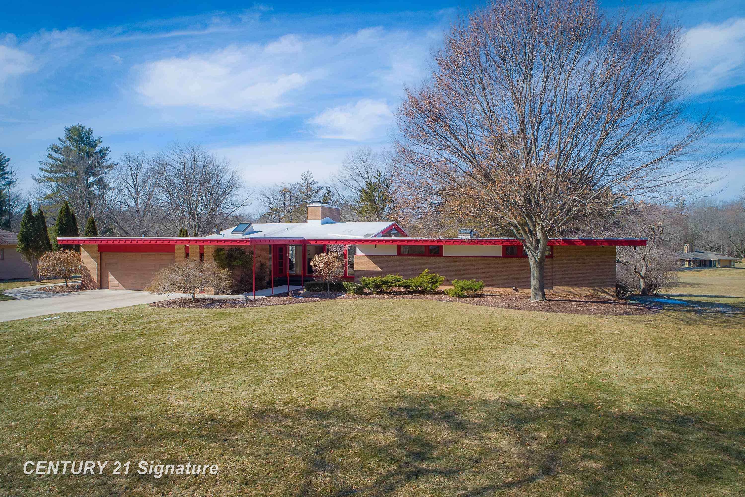 3711 Applewood DR, Midland, MI 48640