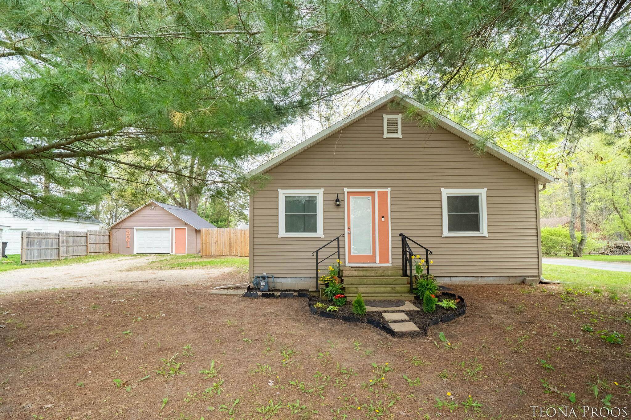 221 Bridge RD, Allegan City, MI 49010