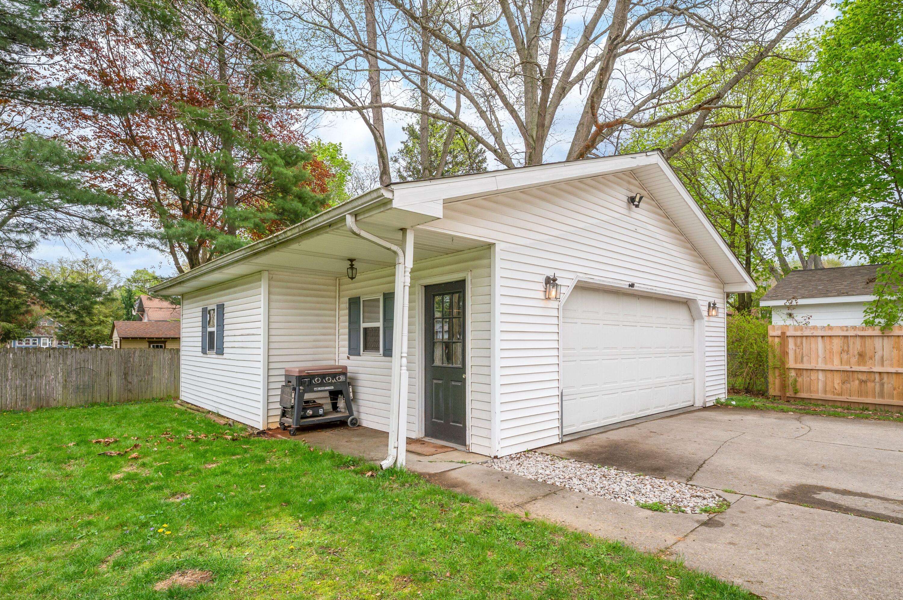 108 N Cayuga ST, Buchanan City, MI 49107