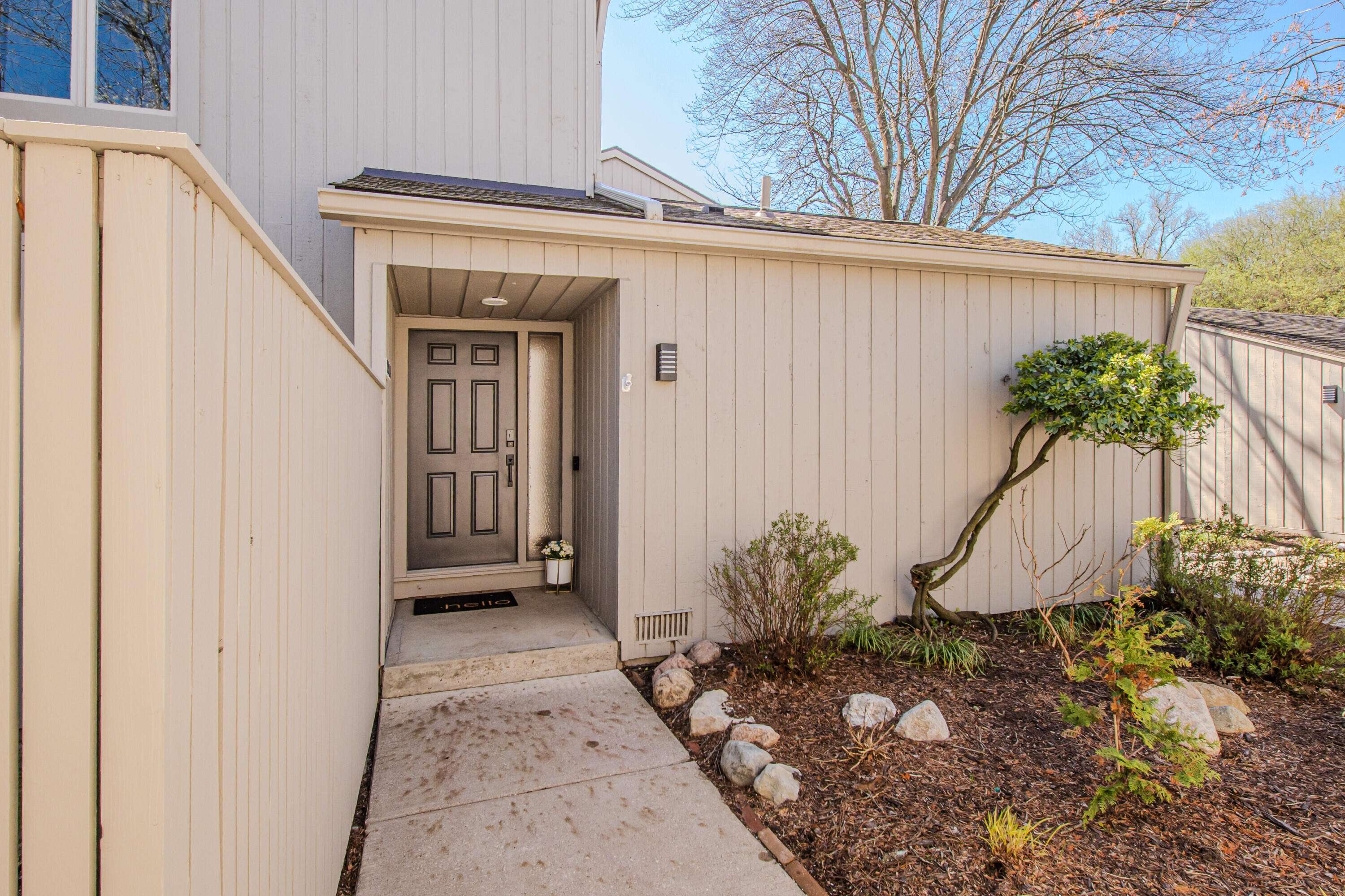 2204 Applewood CT, Annarborcity_washtenaw, MI 48103