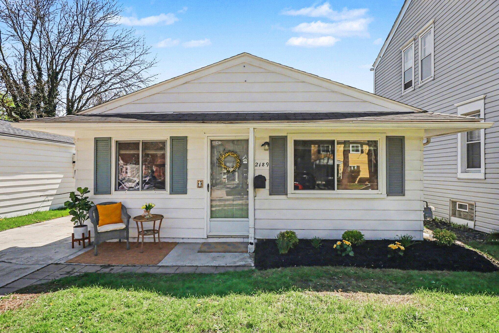 2189 Ridgemont RD, Grossepointewoodscity_wayne, MI 48236