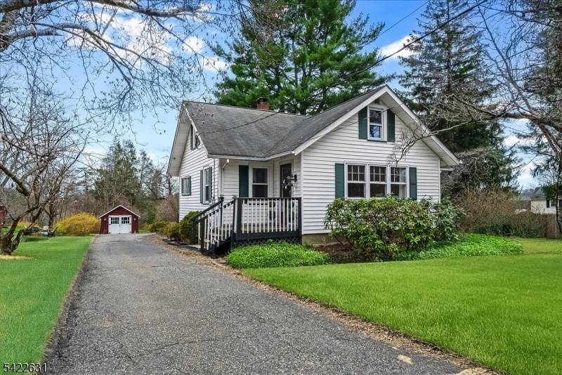 33 Holland Ave, Peapack Gladstone Boro, NJ 07977