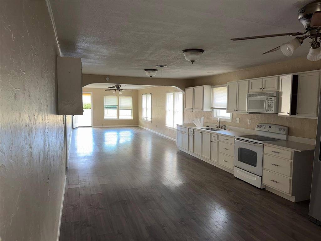 320 N 2nd Street, Jacksboro, TX 76458