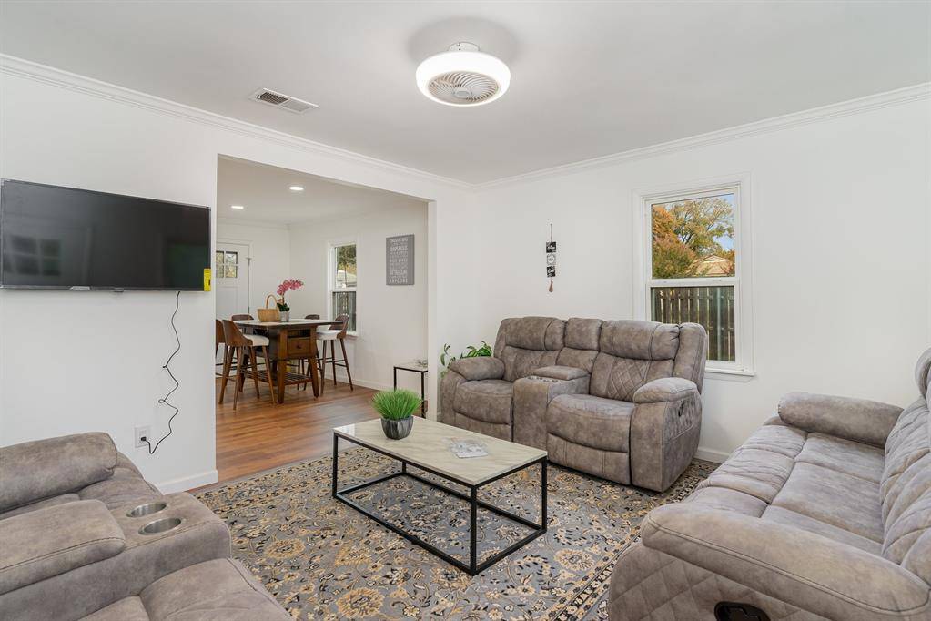 700 Broadway Avenue, Euless, TX 76040