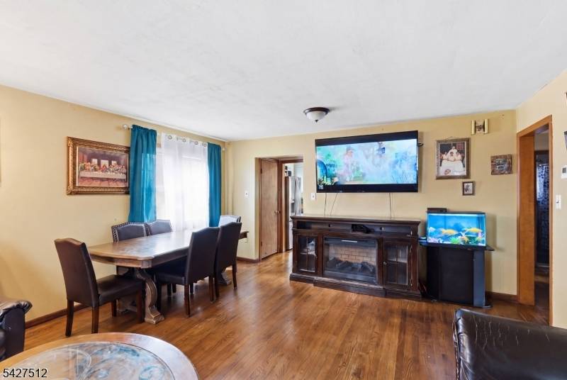 2 Oakwood Pl, North Brunswick Twp., NJ 08902
