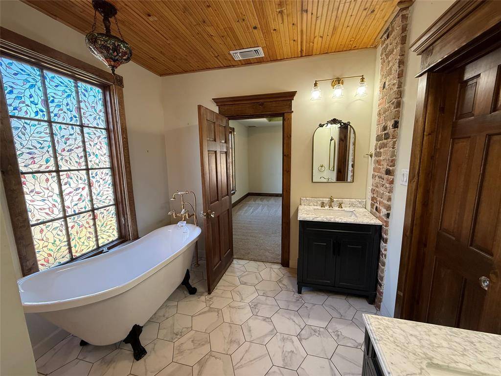 202 Throckmorton Street, Weatherford, TX 76086