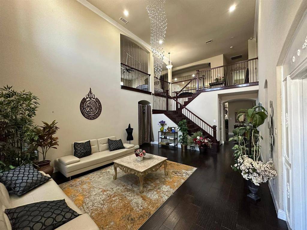 2404 Fountain Drive, Irving, TX 75063