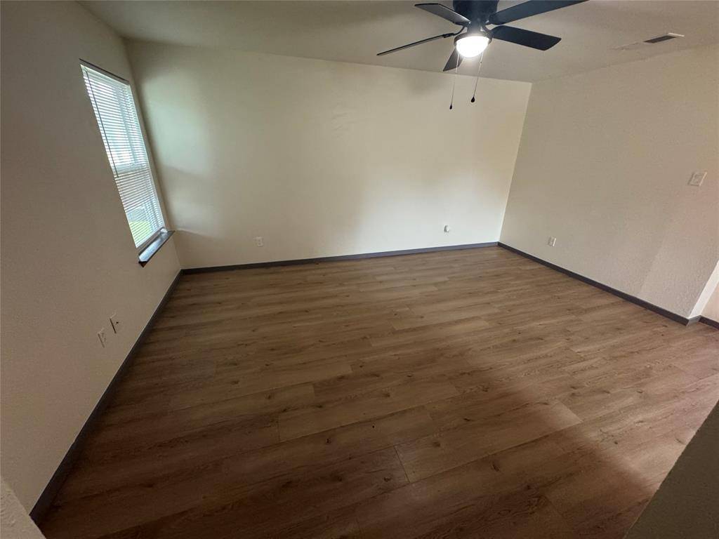 7300 Comanche Trail #4, Lake Worth, TX 76135